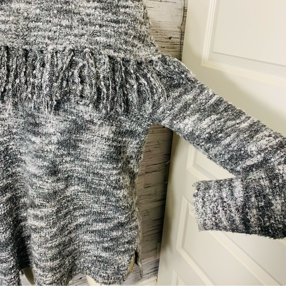 Ruby RD Gray White Knit Sweater Fuzzy Loops Fringed Cowl Neck Long Sleeves Sz M - Picture 6 of 11